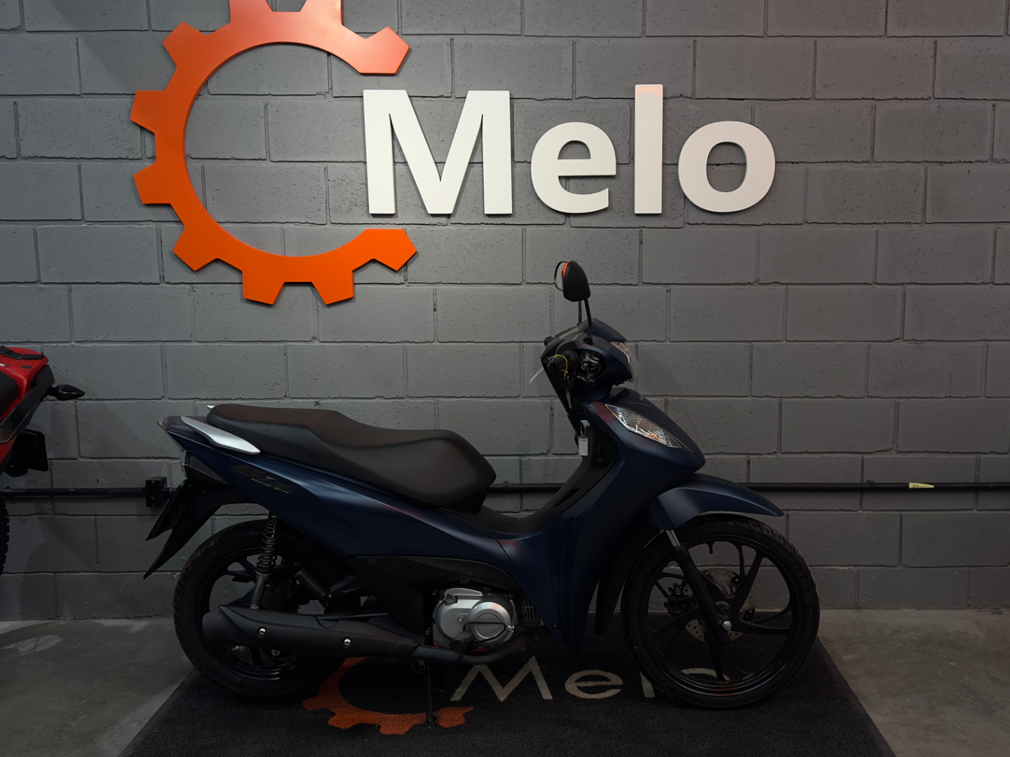 Biz 125 EX 2025 AZUL no showroom da Melo Motos