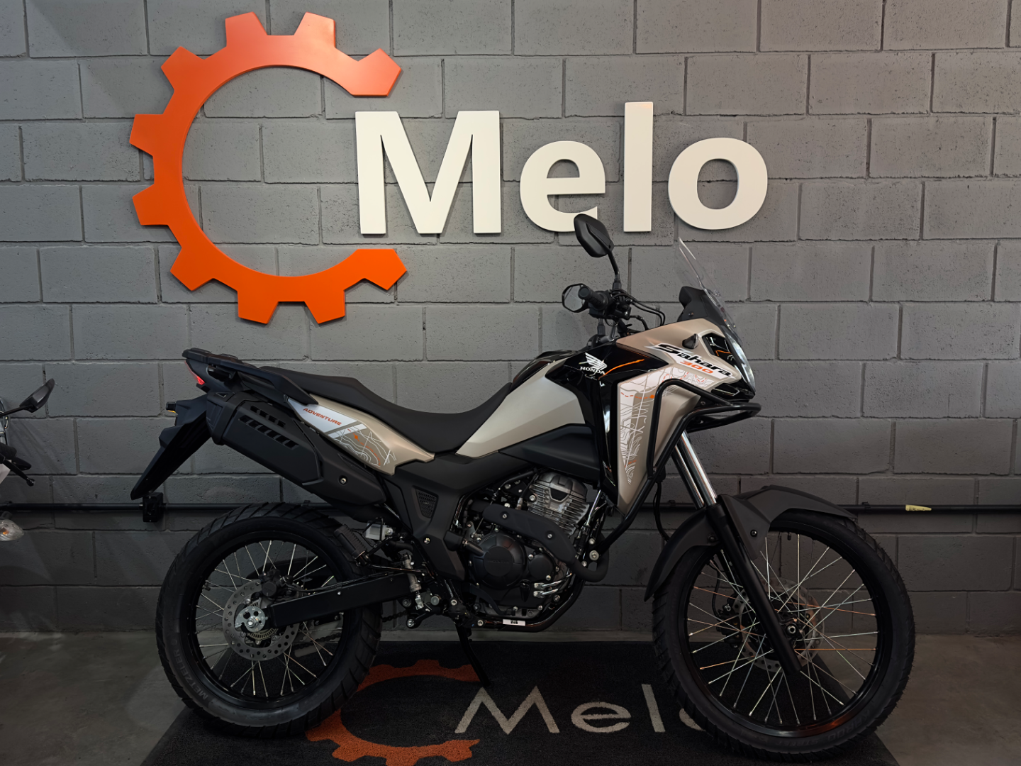 Sahara 300 Adventure 2026 bege