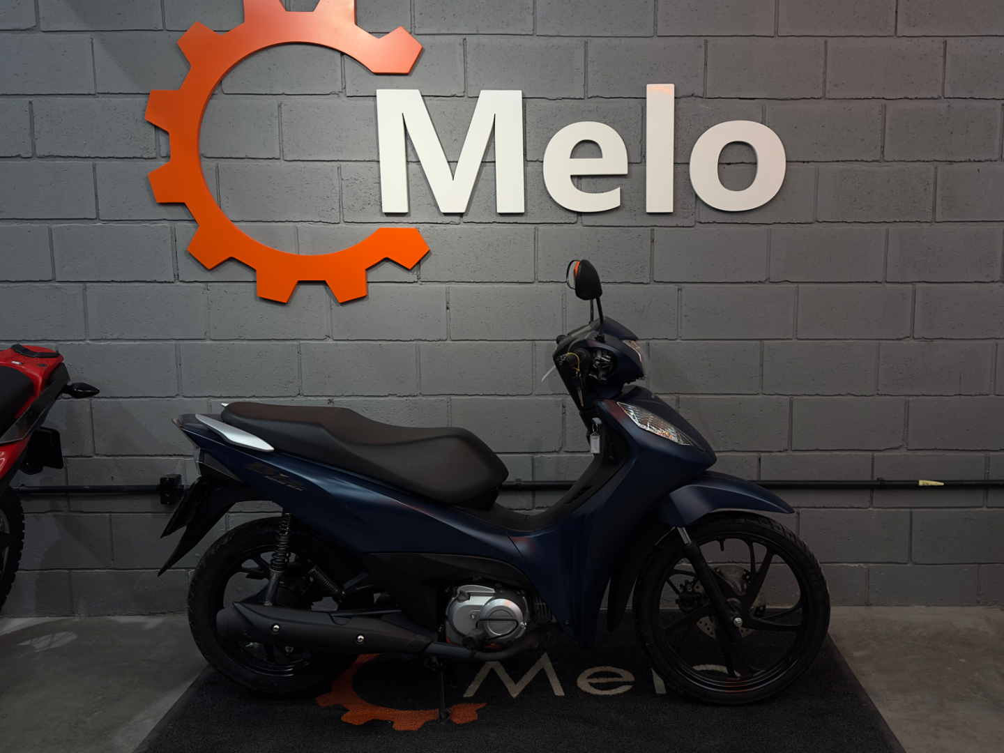 Biz 125 EX 2025 AZUL no showroom da Melo Motos