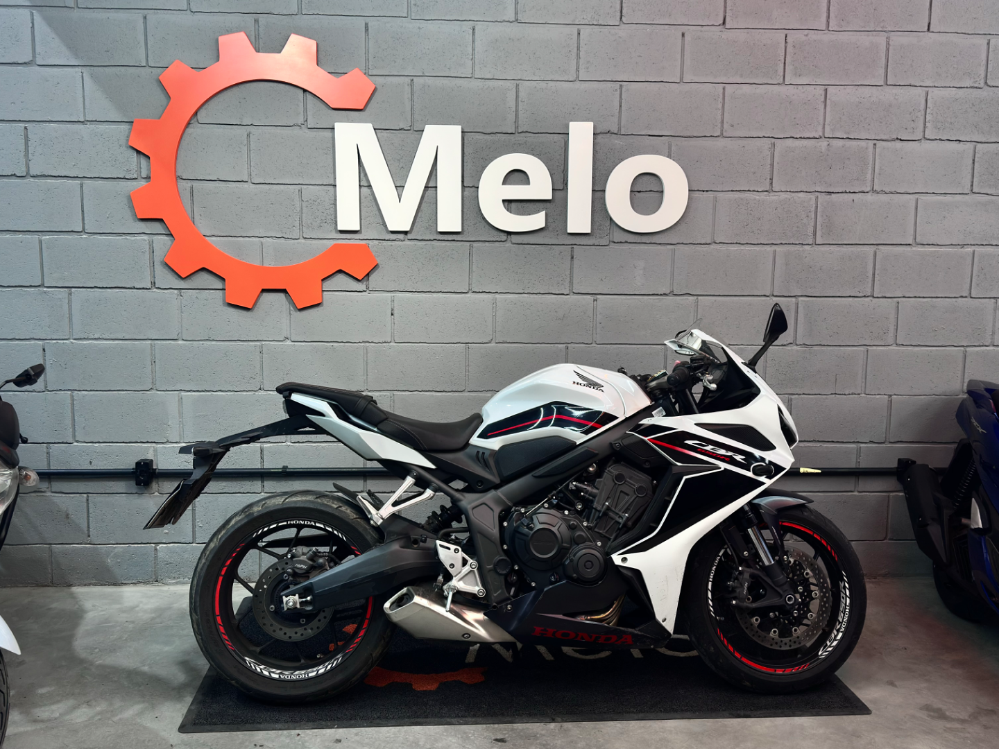 CBR 650R 2024 BRANCA no showroom da Melo Motos