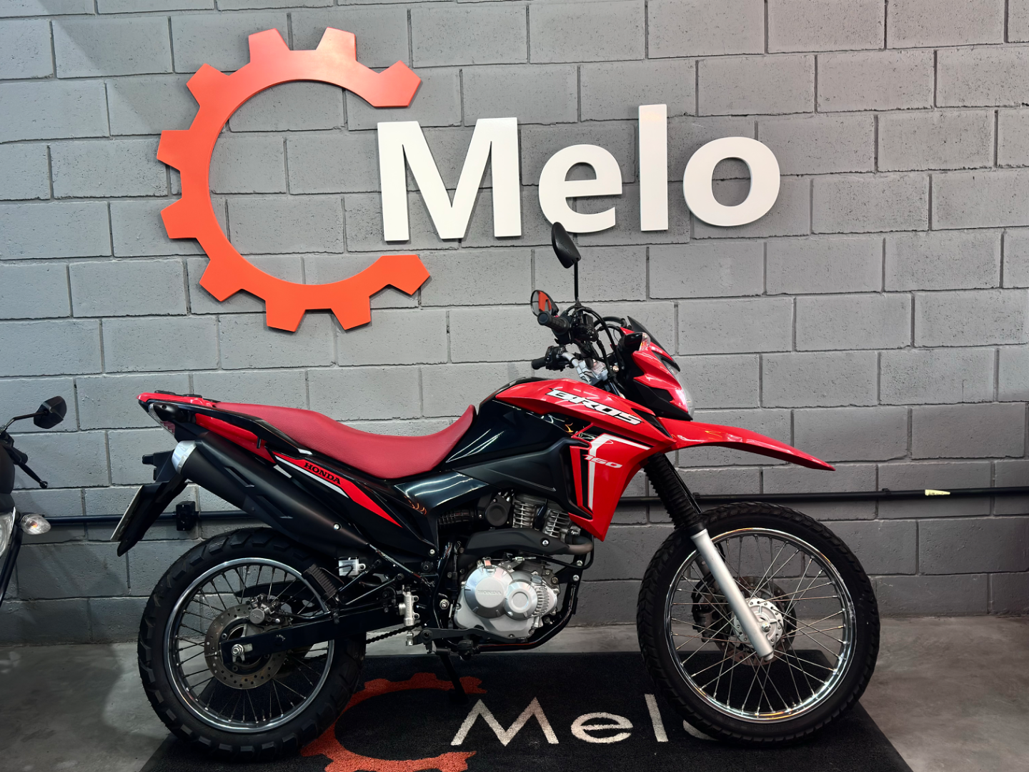 Honda Bros 160 2024 VERMELHA no showroom da Melo Motos